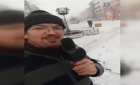 Kar sevincini karaoke mikrofonuyla anlattı