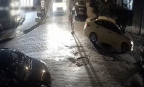 Dikkatsiz taksicinin çarptığı kadın bebeğini son anda kurtardı