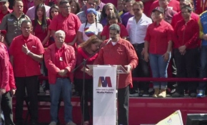 Venezuela Devlet Başkanı Maduro'dan danslı miting