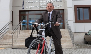 "Resmi hizmete mahsus" bisikletiyle evrak dağıtıyor