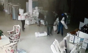 Bir buçuk dakikada 25 bin liralık perdeyi çaldılar