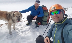 4400 metrede buzul çukuruna düşen köpeği Türk dağcılar kurtardı