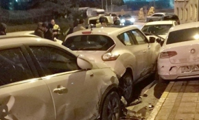 Otomobil hırsızları ortalığı birbirine kattı, polis ateş açarak durdurdu