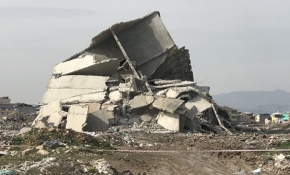 Dinamitle yıkılamayan bina kendiliğinden çöktü