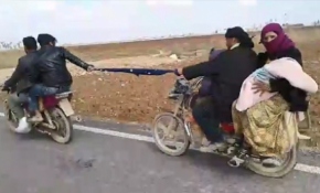 Eşarbı halat yapıp, arkadaki motosikleti çekti