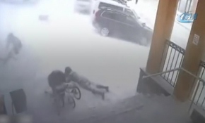 Rusya'da bir evin çatısındaki kar 3 kişinin üzerine düştü