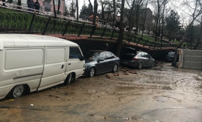 İstanbul'da bir parkın istinat duvarı çöktü