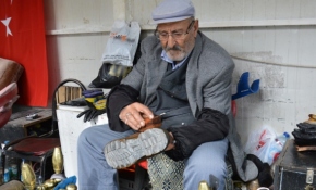 67 senedir ayakkabı boyuyor