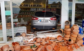 Park etmek isteyen sürücü dükkana daldı