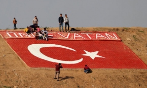 Hataylı çobanın yaptığı "dev Türk bayrağına" ziyaretçi akını