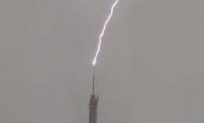 Çamlıca Kulesi'ne yıldırım düştü