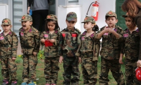 Minik öğrenciler cephedeki babaları için kamera karşısına geçti