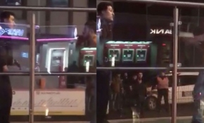 Tramvay istasyonunda bıçakla güvenlik görevlilerine saldırdı