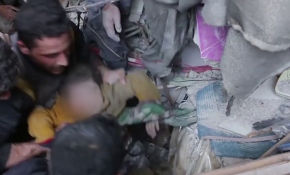 Enkaz altında kalan çocuk ve bebek son anda kurtarıldı