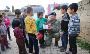 Mehmetçik çocukların sevgisini karşılıksız bırakmadı