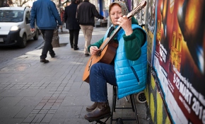 Türkiye'de yaşayan Hobotova, gitarla hayata tutundu