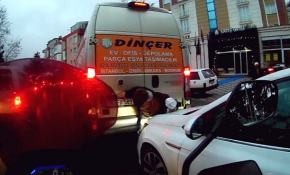 Yaşlı adam, minibüsle otomobilin arasına sıkıştı