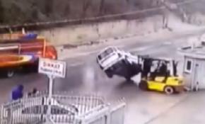 Kardeşine sinirlendi, araçları forkliftle yola fırlattı