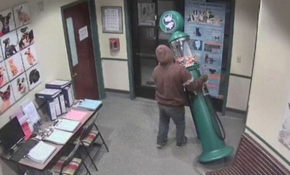 Sakız makinesini çalmak isteyen hırsızın çabası kameraya yansıdı