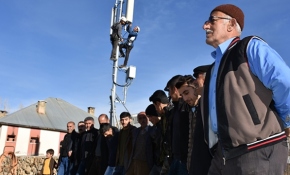 Köylülerin halaylı şebeke sevinci