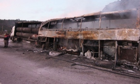 Çorum'da tıra çarpan yolcu otobüsü alev aldı