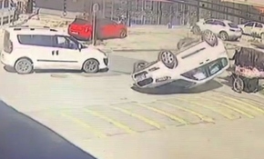 İki otomobil çarpıştı, seyyar satıcı kazadan kıl payı kurtuldu