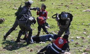 İsrail askerleri yaralılara yardım eden sağlık ekiplerine müdahale etti