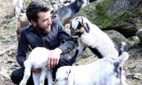 Keçilerine türkü söyleyen çoban sosyal medyada ilgi odağı oldu