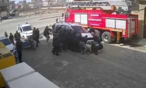 Aracın altında kalan çocuğu böyle kurtardılar