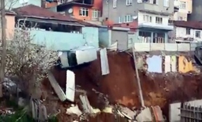 Toprak kaydı, park halindeki araç inşaata yuvarlandı