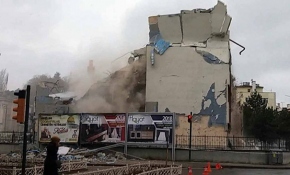 Yıkılan binanın altında kalmaktan saniyelerle kurtuldu