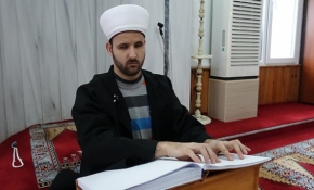 Görme engelli müezzin, azmiyle örnek oluyor