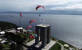 Yamaç paraşütçülerden Şehitler Abidesi üzerinde saygı uçuşu