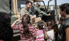 Mehmetçik, çocuklara süt dağıttı