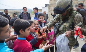 Mehmetçik, Afrin'de sivil halka kumanya dağıttı