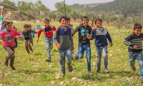 Afrinli minikler özgürlüğün tadını çıkarıyor