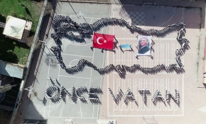 Şehitler için 600 öğrenciden koreografi