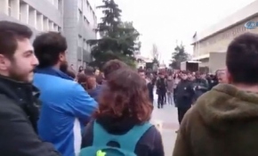 Şehitler için lokum dağıtmak isteyen öğrenciler saldırıya uğradı