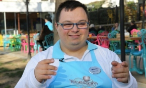 Downlu Emrah'ın tebessüm dolu yaşamı umut saçıyor