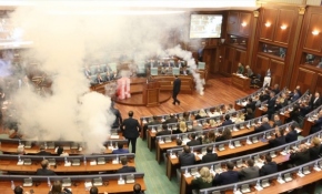 Kosova'da muhalif vekillerden gaz bombası