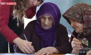 Asırlık ninenin okuma azmi