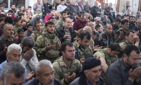 Mehmetçik Afrinlilerle birlikte Cuma namazı kıldı
