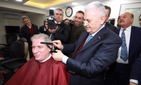 Başbakan Yıldırım, bir vatandaşa saç tıraşı yaptı
