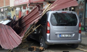 Doğu Anadolu'da şiddetli rüzgar çatıları uçurdu
