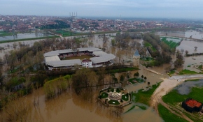 Tunca Nehri'ndeki taşkın Er Meydanı'nı sular altında bıraktı