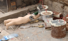 Cansız çocuk mankenine el yapımı patlayıcı tuzakladılar