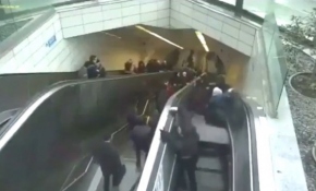 Metronun yürüyen merdiveninin çökme anı kamerada