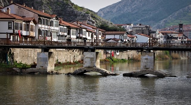 200 yıllık konaklar 2 bin yıllık surların üstünde sıralanıyor