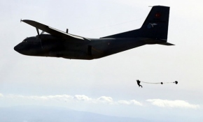 Paraşütçü komandolar gökyüzünde hünerlerini sergiledi