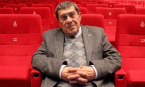 Türk tiyatrosunun usta ismi Zihni Göktay, yarım asrı aşkındır sahne tozu yutuyor